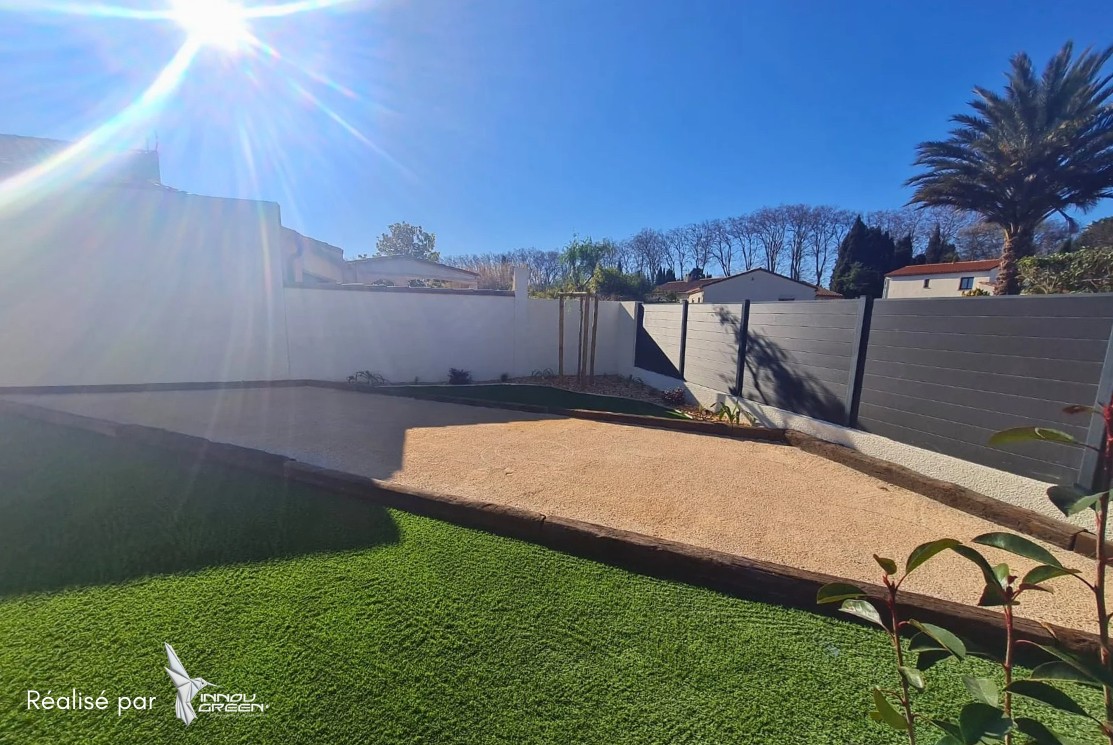 Un jardin verdoyant grâce à notre gazon synthétique !